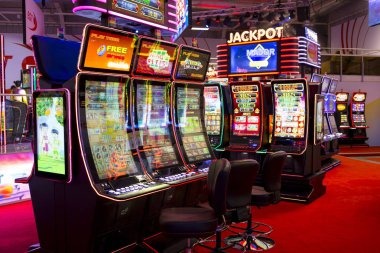 Live dealer calling winning Ikan Jackpot hand with camera close-up